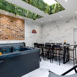 Holiday home 23 Trafalgar Square With Hot Tub And Cinema, Scarborough